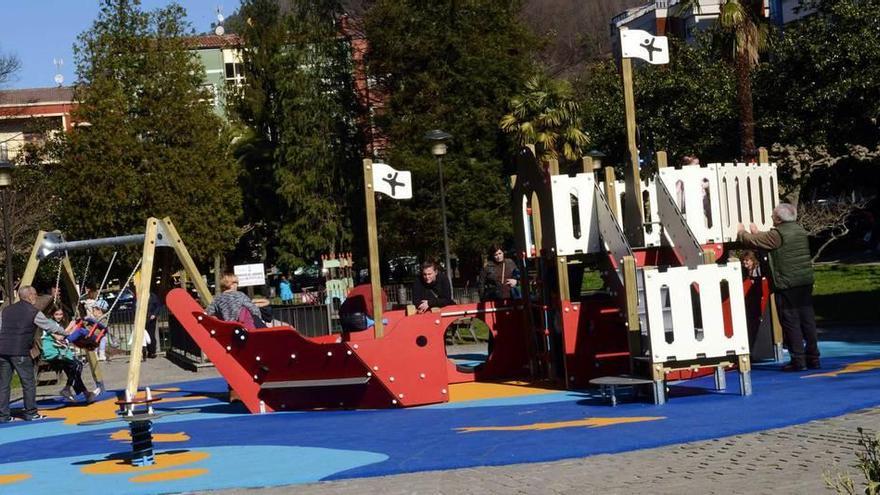 La nueva zona de juegos infantiles del parque Jovellanos.