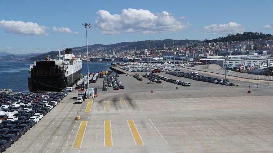 Terminal Ro-Ro de Bouzas, desde donde parten los  vehículos de PSA-Vigo,  parcialmente vacía. // R. Grobas