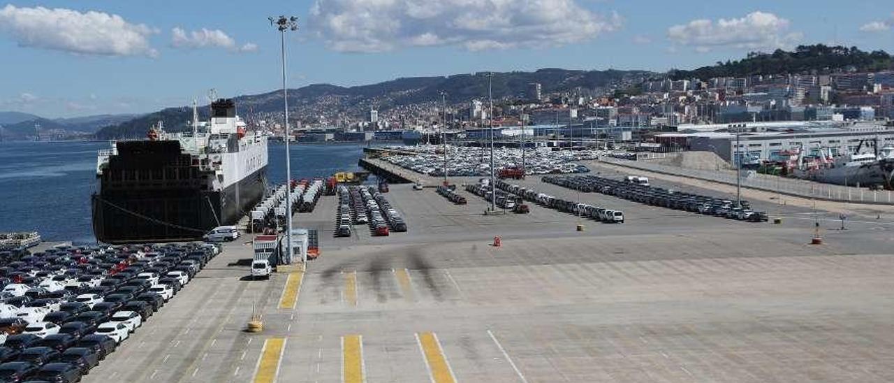 Terminal Ro-Ro de Bouzas, desde donde parten los  vehículos de PSA-Vigo,  parcialmente vacía. // R. Grobas