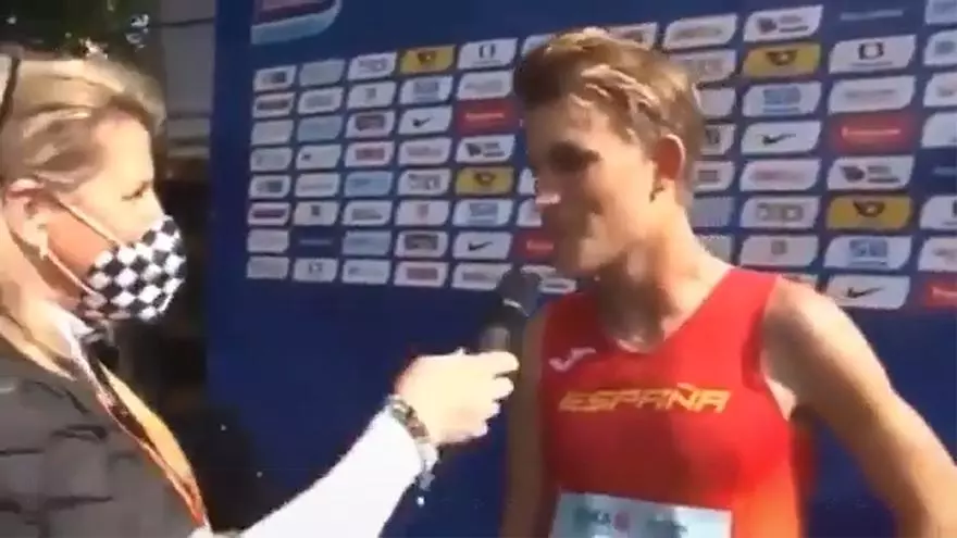 El atleta español se ha hecho viral por sus respuestas a esta periodista checa