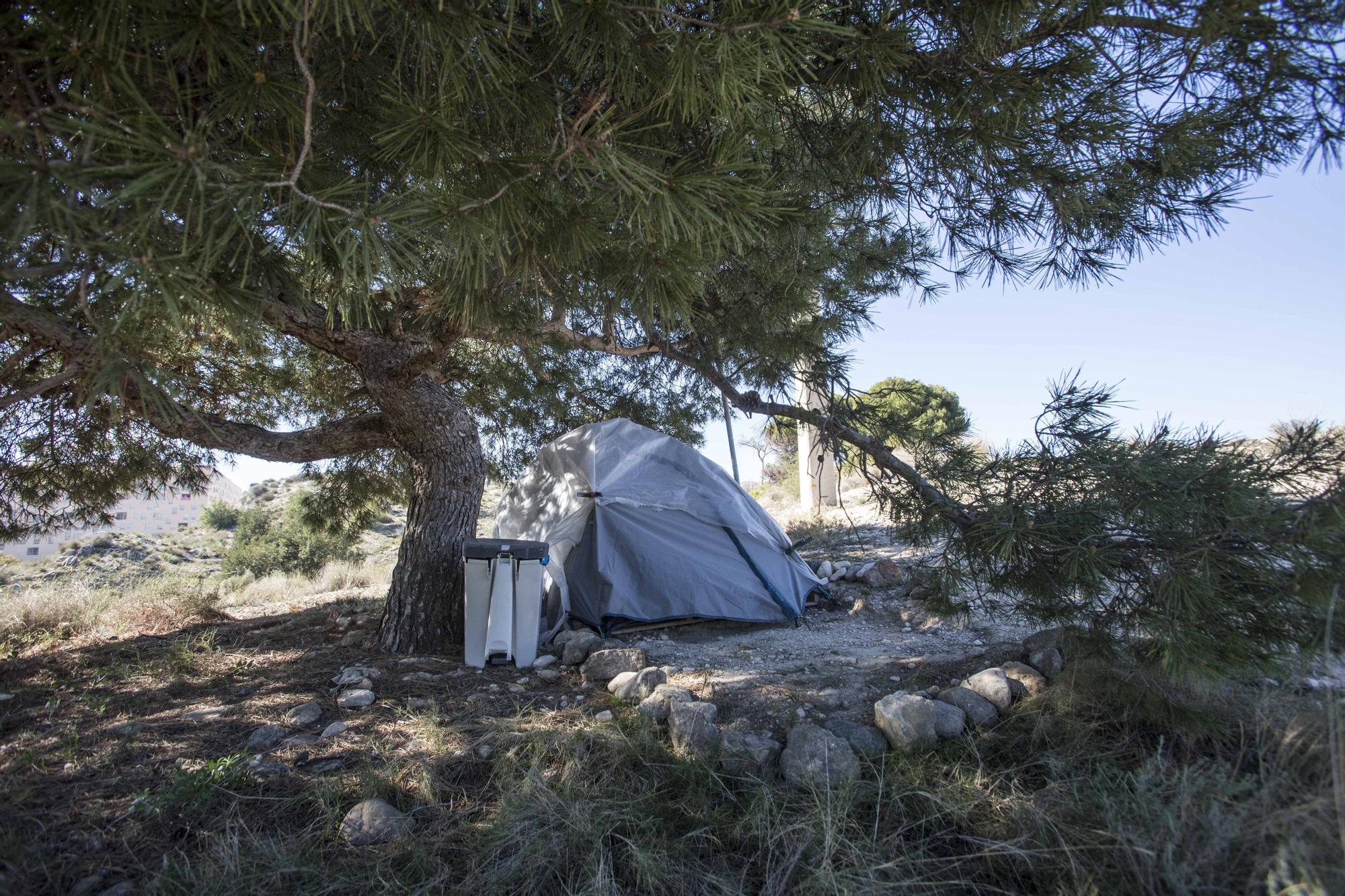 Personas que viven en la calle montan poblados a las afueras de Alicante en los que intentan vivir con la mayor dignidad posible