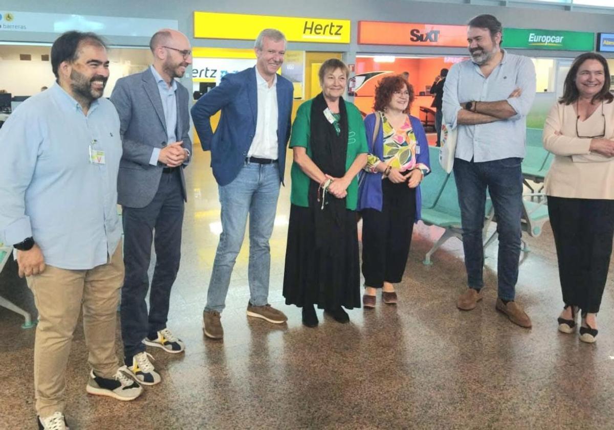 Maite junto a varias personalidades, recibiendo a los niños en el aeropuerto de Vigo