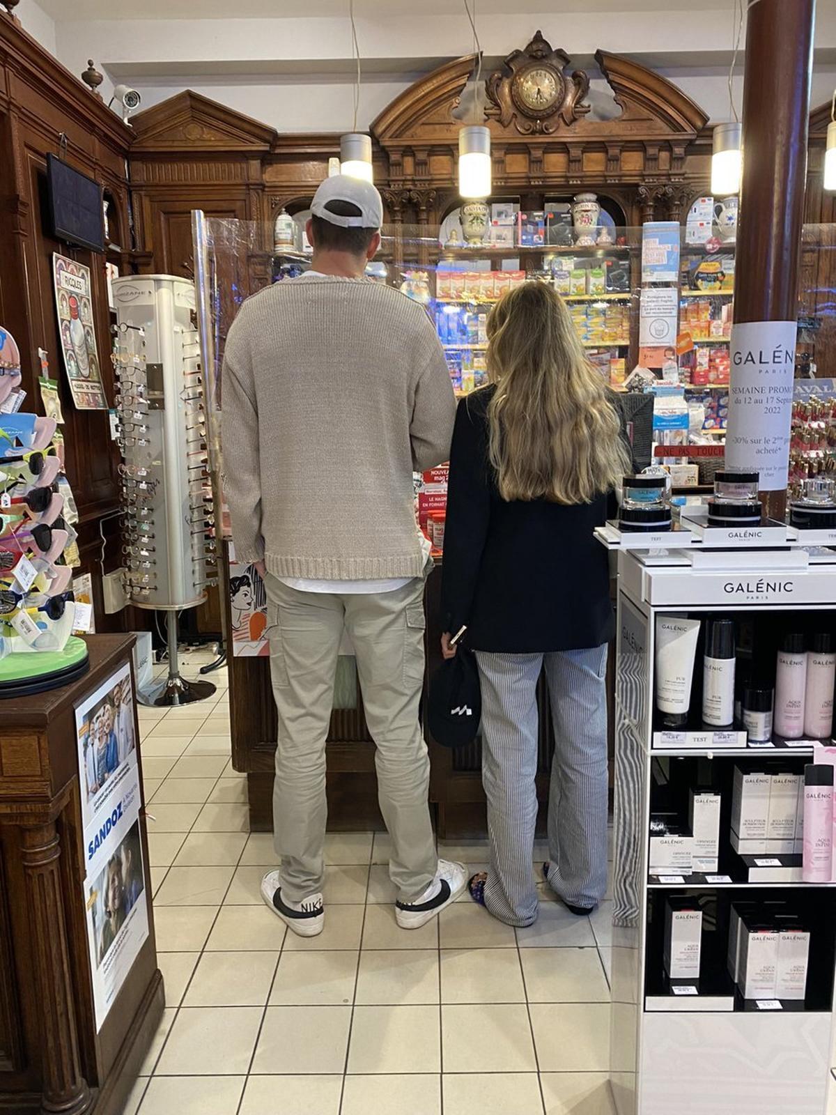 Piqué y Clara Chía en una farmacia