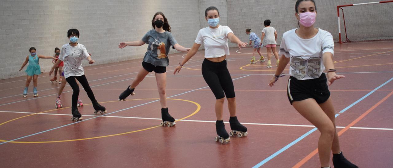 Participantes en la escuela de patinaje que funciona en Baño.