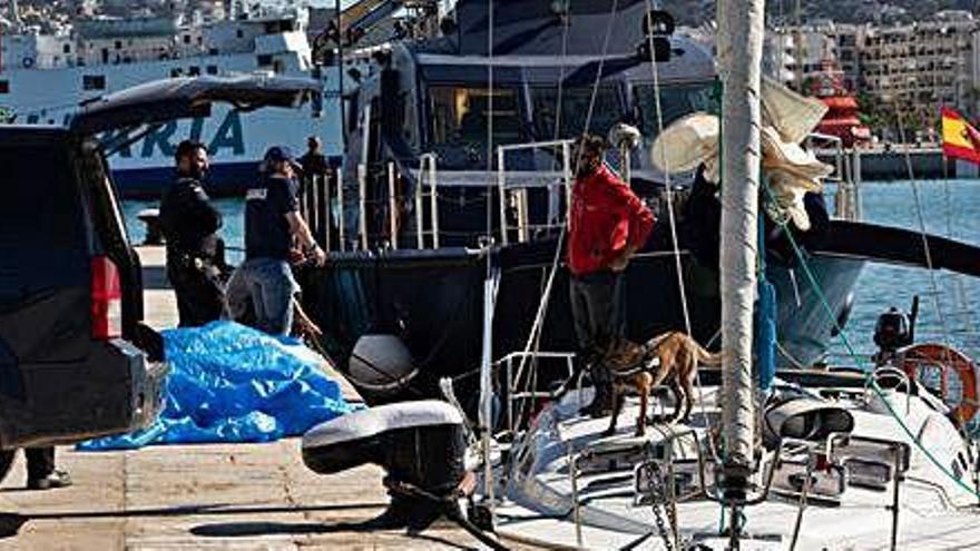 Agentes del Servicio de Vigilancia Aduanera (SVA) custodian el velero con la droga en el puerto.