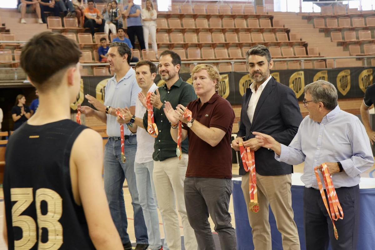 El presidente de la Federación Extremeña de baloncesto, Martín Fariñas, junto al resto de autoridades en la entrega de medallas del Campeonato de España celebrado en Badajoz