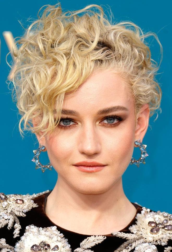 Peinado y maquillaje de Julia Garner en los Emmys 2022