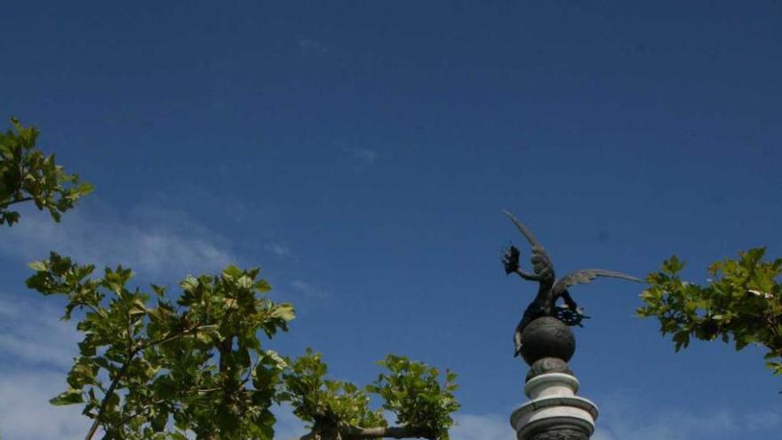 La estatua dedicada al marino que preside el parque Vicente Loriente.
