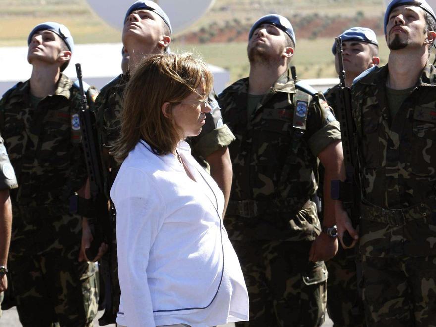 Icónica imagen de la exministra de Defensa, la fallecida Carme Chacón, pasando revista a las tropas, embarazada.