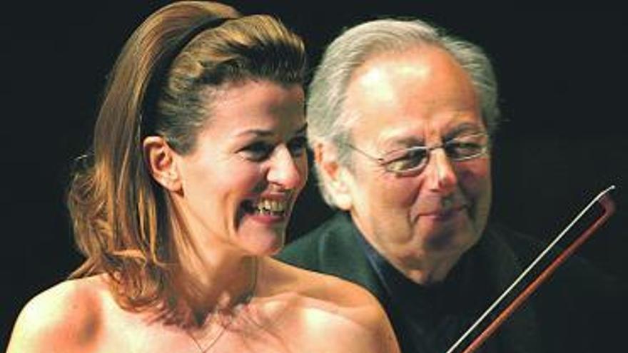 Anne Sophie Mutter y el director André Previn, en un concierto.