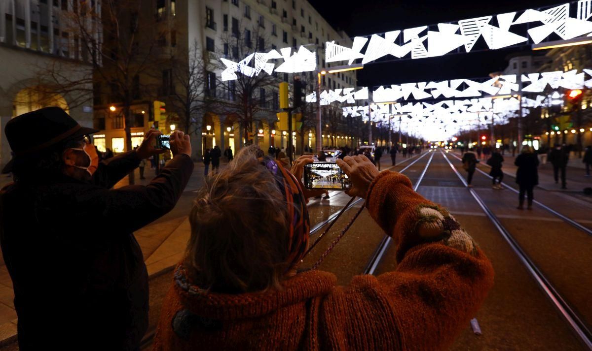 Las luces de Navidad iluminan Zaragoza