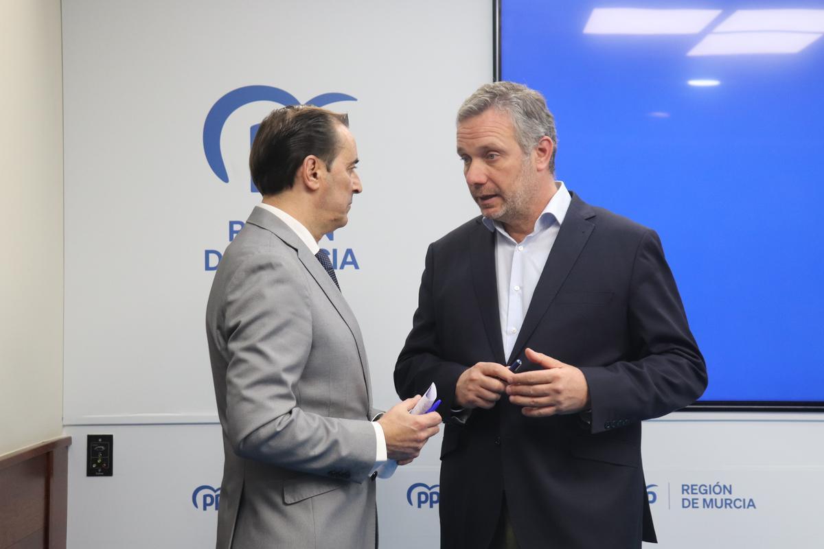 Víctor Martínez y Joaquín Segado, este viernes durante la rueda de prensa en la sede del PP en Murcia.