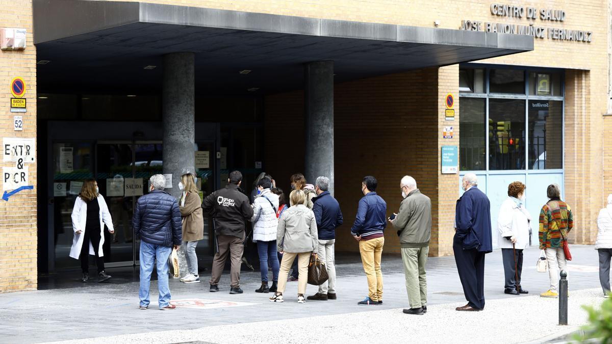 Varias personas esperan para acceder al centro de salud de Sagasta, durante la pandemia.