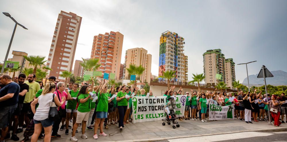 Las Kellys protestan frente al hotel Rambla de Benidorm