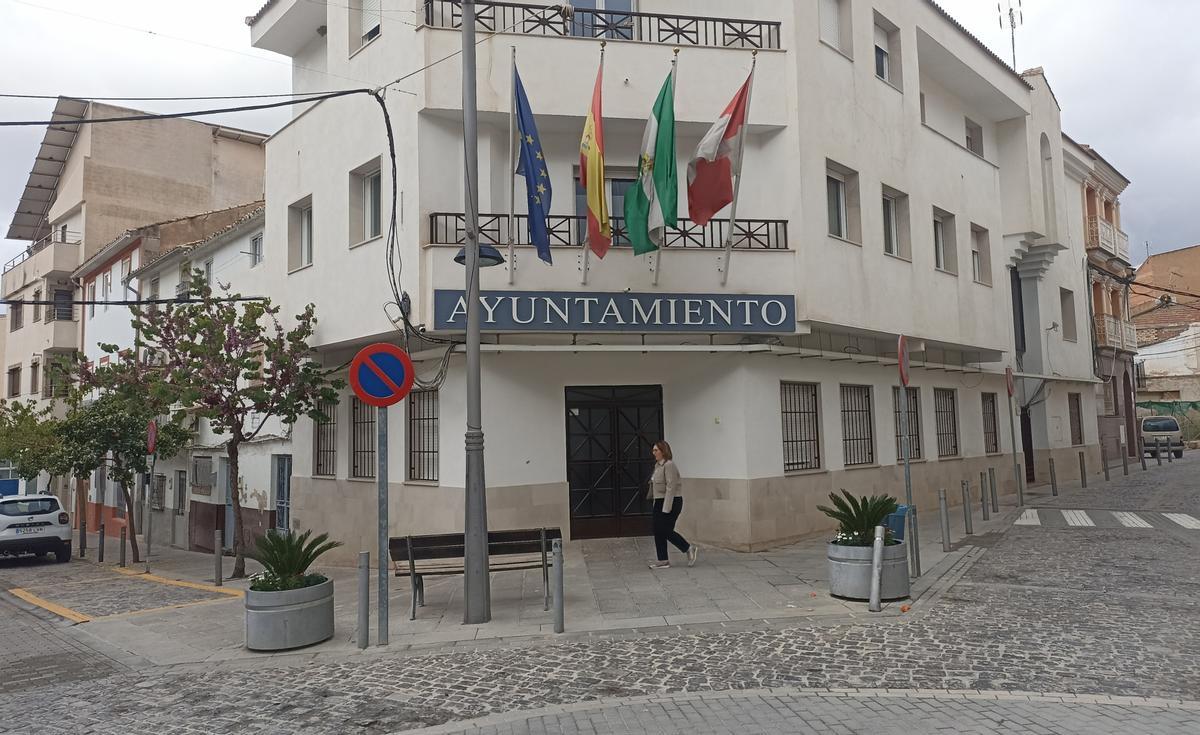 Una vecina pasa frente al Ayuntamiento de Huesa, en Jaén.