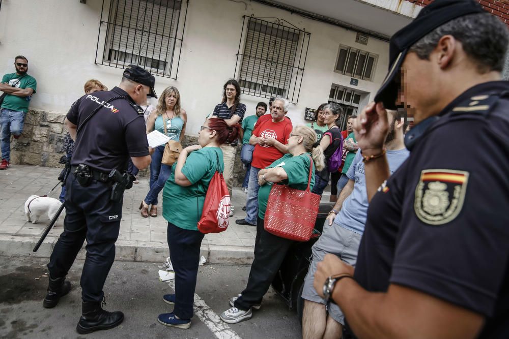 Stop Desahucios frena el desalojo de una mujer con dos hijos en Alicante