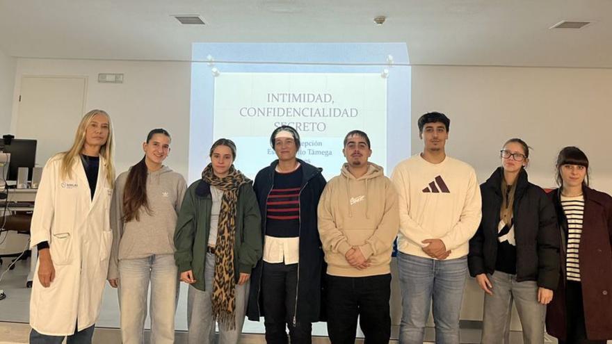 Los siete alumnos, con su supervisora. |  FdV