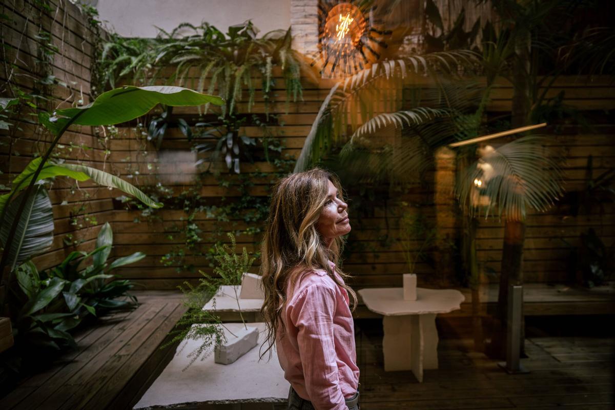 Esther Capdevila, directora artística, escenógrafa, y productora más prestigiosa de nuestro país en cuanto a moda se refiere. Recientemente presente en la lista Forbes entre las 70 mujeres que mueven el negocio de la moda. Está detrás de TODOS los grandes desfiles que se celebran en España (Mercedes Benz, Barcelona 080, Gran Canaria Moda Cálida…), pero también los internacionales como el pasado de DIOR en Sevilla, Europa, América y Asia...fotografiada en su oficina, ESMA events, a poco de que comience la 38ª de la 080. En Barcelona a 13 de Octubre de 2026. Cultura. AUTOR: JORDI OTIX