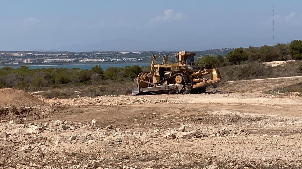 Así se acercan las obras de la macrourbanización de La Hoya al parque natural de las lagunas de Torrevieja