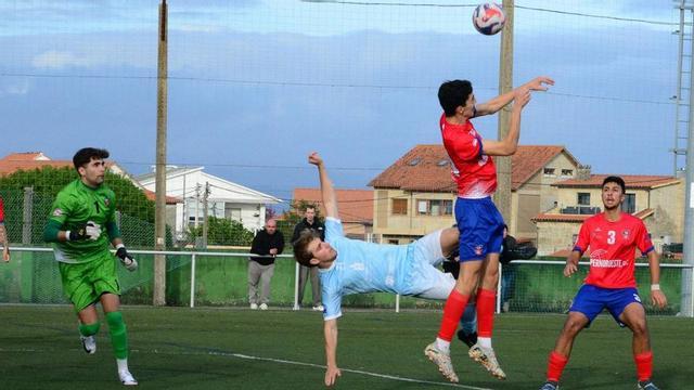 Raúl Paredes intenta un remate acrobático en el Beluso-Choco del domingo.