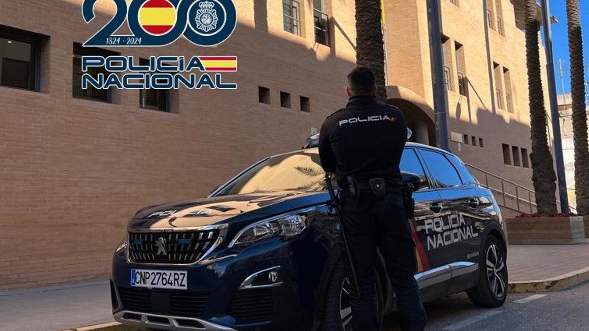 Un agente y un coche de Policía Nacional en una imagen de archivo.