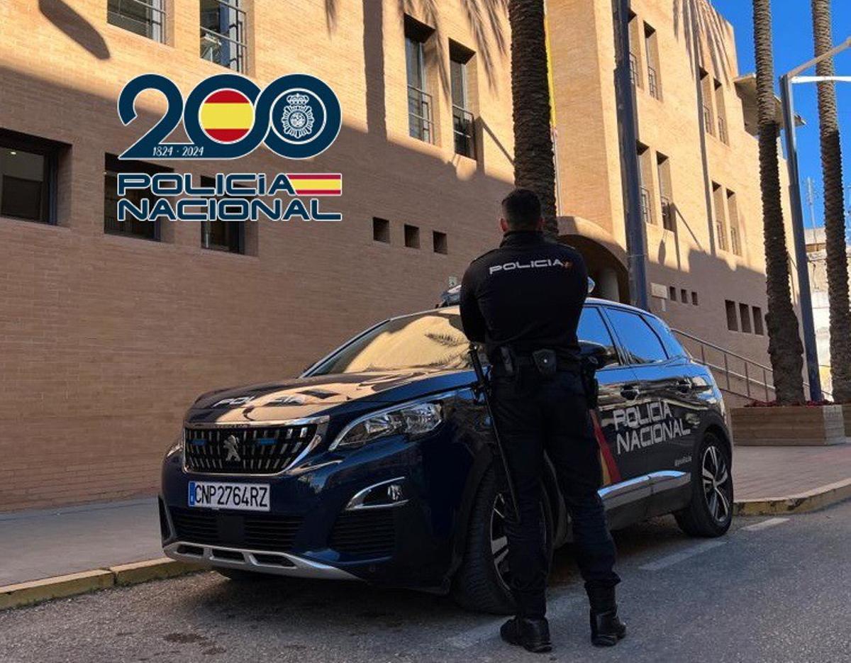 Un agente y un coche de Policía Nacional en una imagen de archivo.