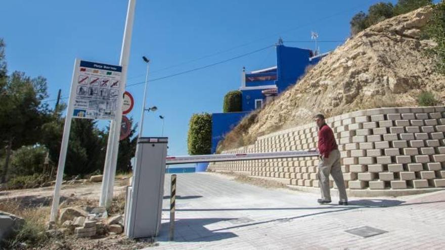 La nueva barrera situada en el acceso a la playa.