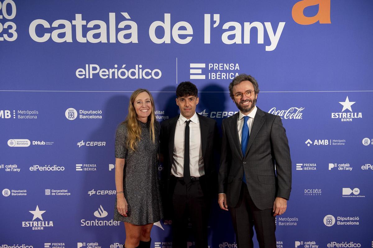 El Mago Pop con Aitor Moll, consejero delegado de Prensa Ibérica, y su mujer, Usoa Arregui.