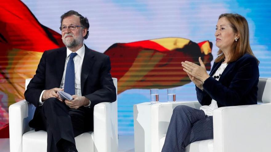 Rajoy, con Ana Pastor, esta tarde. // EFE