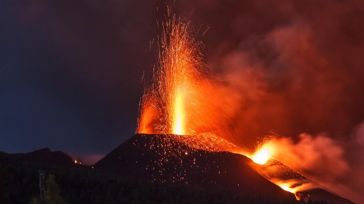 Colapso hacia dentro del cono del volcán de La Palma.