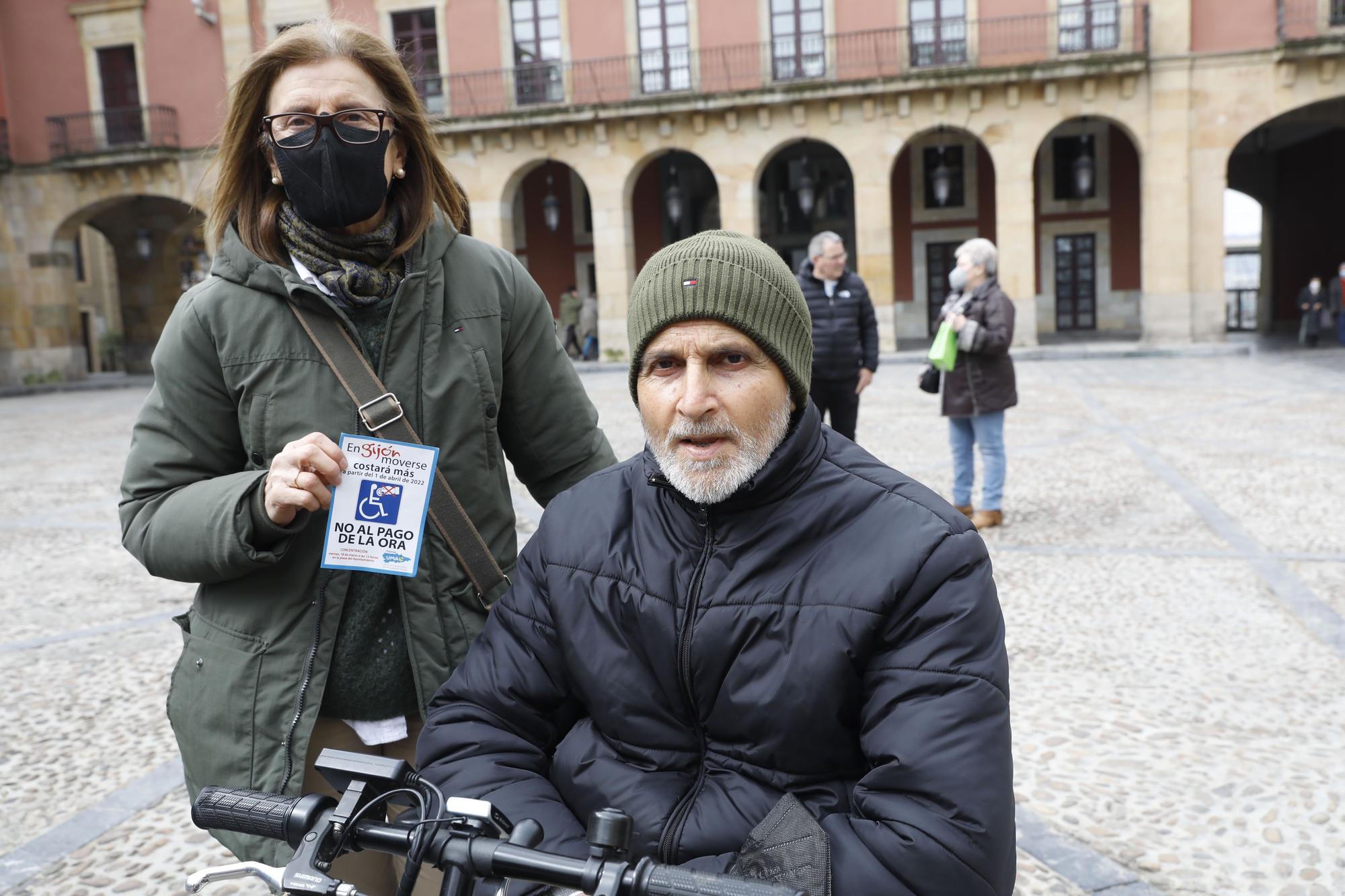 En imágenes: Concentración de personas con movilidad reducida contra la tarjeta ORA en Gijón