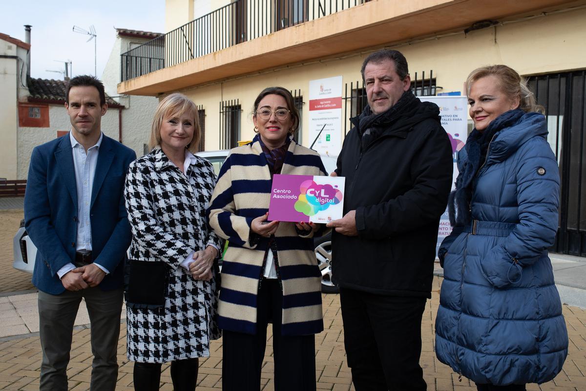 González (en el centro) entrega al alcalde de Manganeses la placa del centro asociado