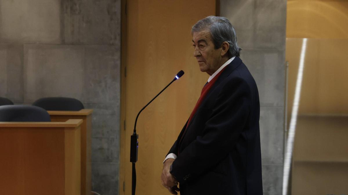 Francisco Álvarez-Cascos se sienta este martes en el banquillo por un presunto delito de apropiación indebida