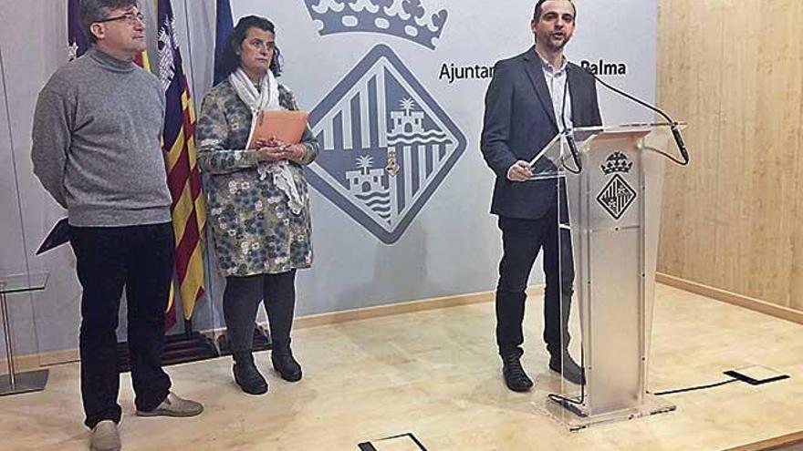 El concejal LlorenÃ§ CarriÃ³, el director general Jaume Ribas y la gerente del Patronat, Tina Horach.