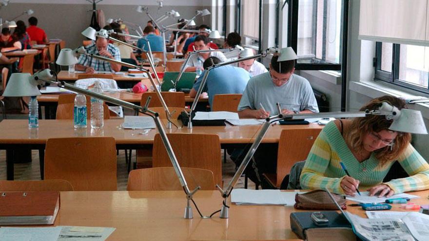 Estudiantes en la biblioteca del centro universitario de Riazor.