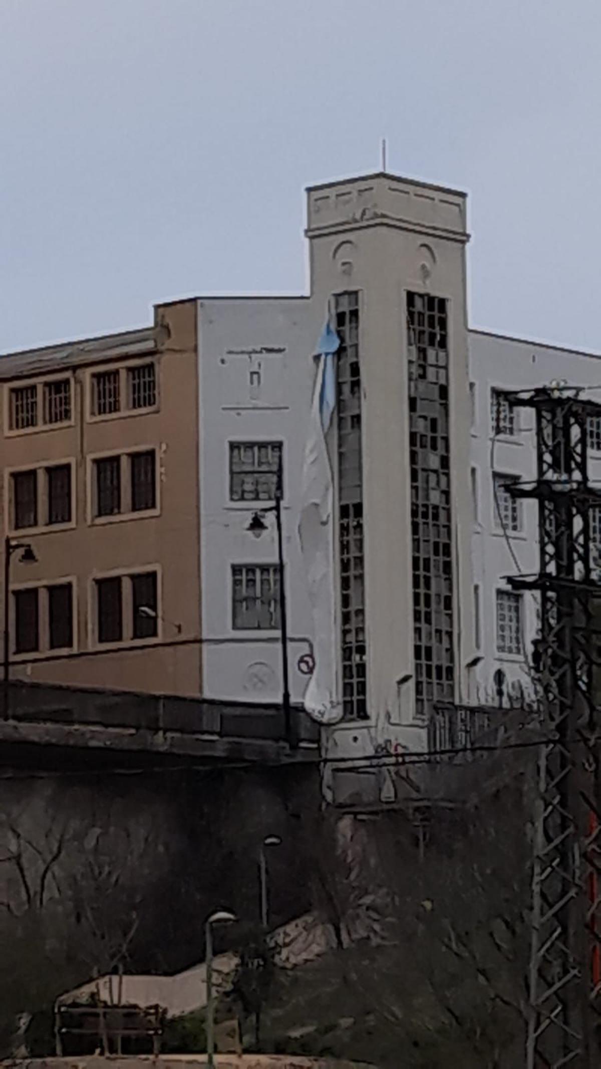 El viento ha causado el desprendimiento parcial de las lonas de la torre de la antigua fábrica de Paduana.