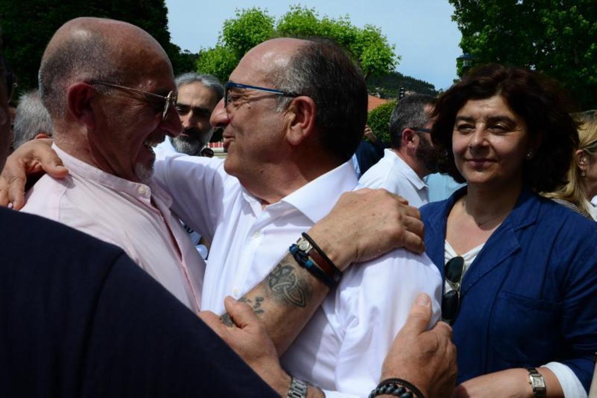 Sotelo se abraza con Javier Carro ante Elena Estévez.   | // G.NÚÑEZ