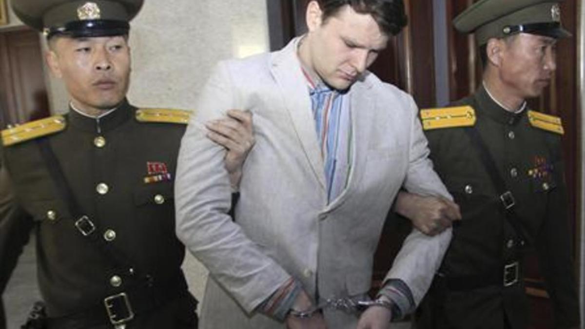 El estudiante norteamericano Otto Warmbier, esposado en su llegada al juicio en Pionyang, en marzo del 2016.