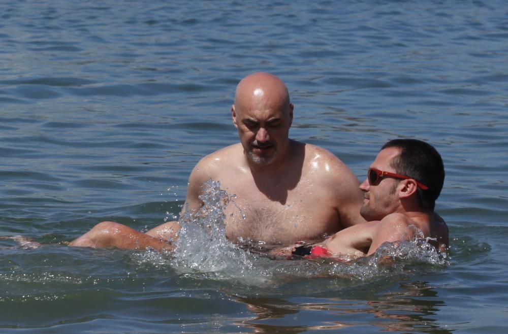 Servicio de baños en la playa de Poniente para personas con discapacidad