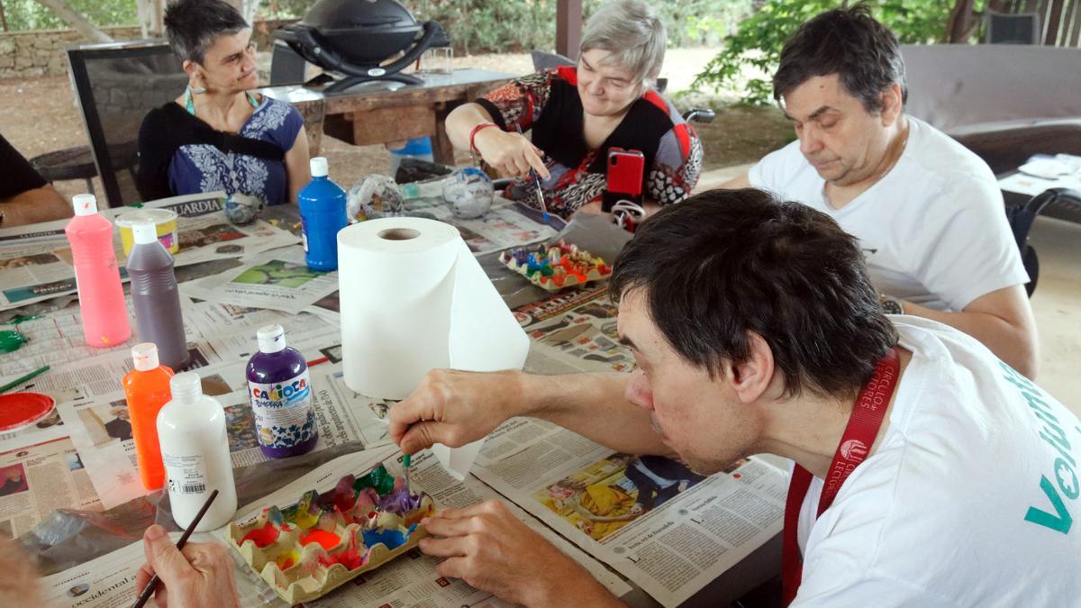 Participants a les colònies inclusives de Vilopriu fent manualitats