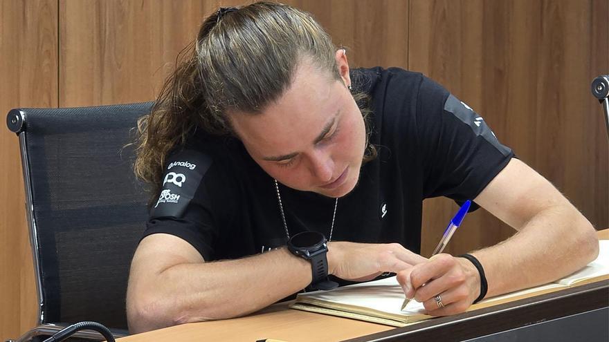 Blasi, signant el llibre d'honor del consistori llivienc