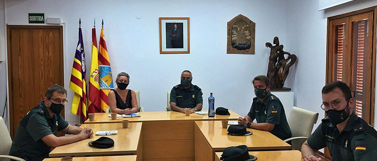 La reunión entre la Guardia Civil y la presidenta del Consell de Formentera, ayer.