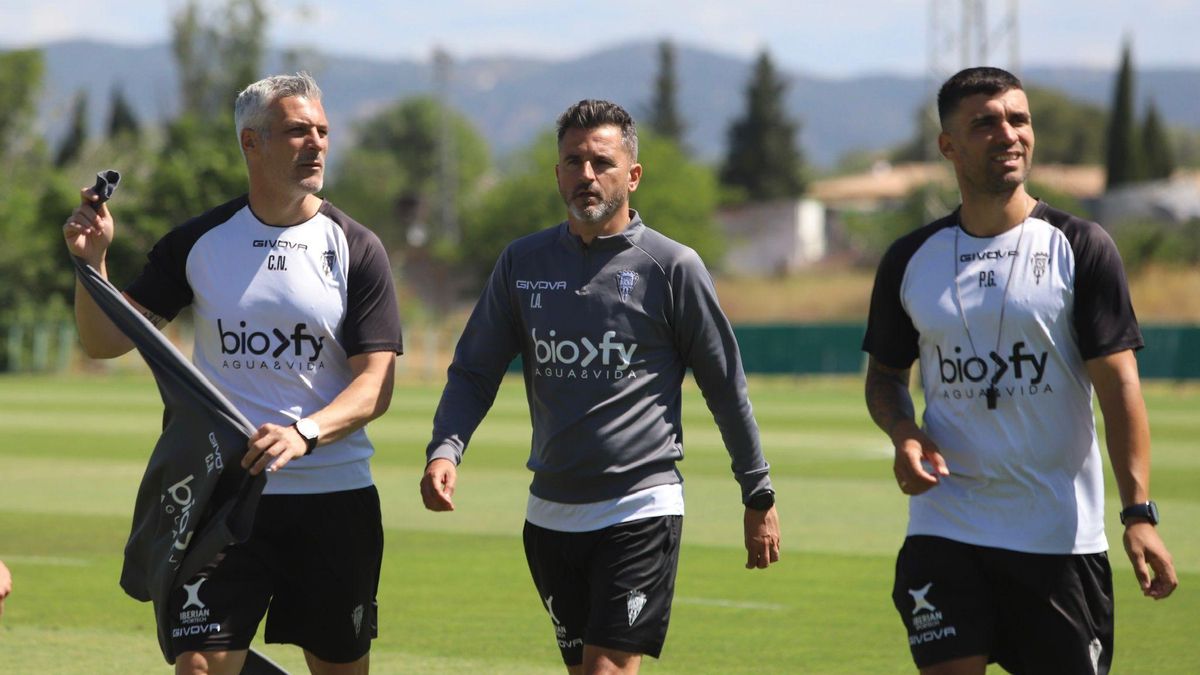 Iván Ania, en el centro, junto a César Negredo y Pablo Gutiérrez en una sesión de trabajo.