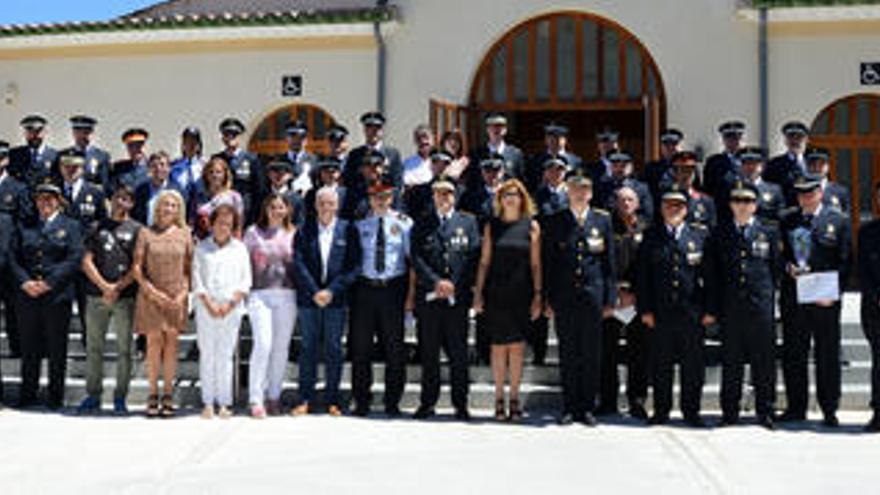 La foto de familia després de l&#039;acte a l&#039;exterior dels Caputxins