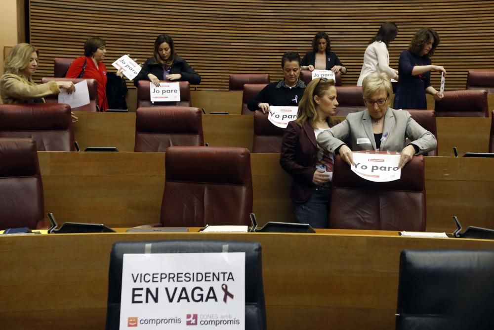 Escaños vacíos en Las Corts por el Día de la Mujer