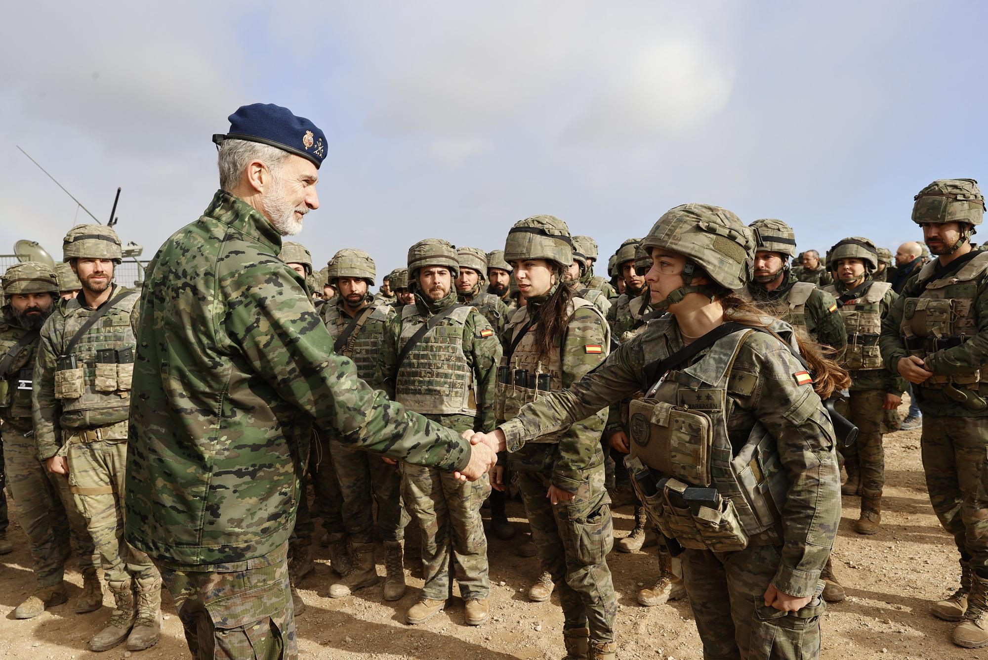 El rey Felipe VI asiste en Zaragoza a una exhibición militar con fuego real