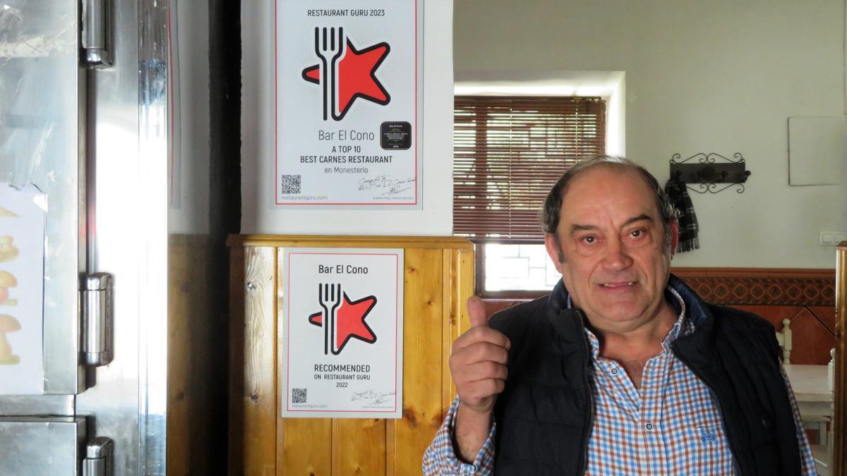 Manuel Parra junto a los reconocimientos recibidos a través del voto de sus clientes