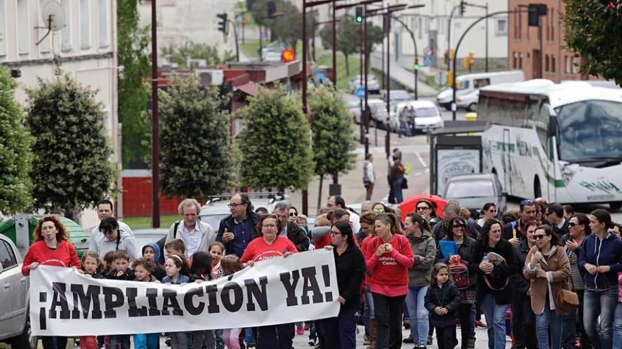 Manifestación, ayer, del IES de Roces y el colegio Alfonso Camín.