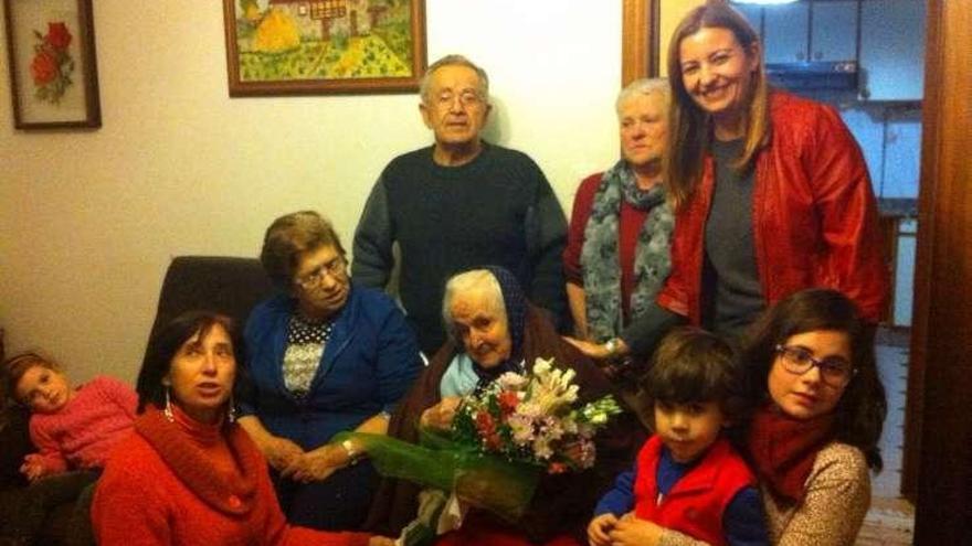 La vecina, en su 105 cumpleaños, con familiares y la concejal. la opinión