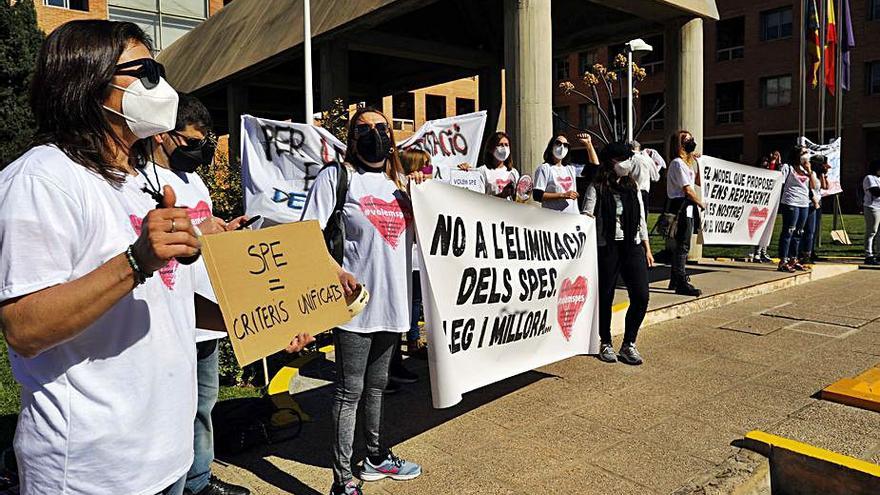 Protesta, ayer, a las puertas de la conselleria. | M. Á.MONTESINOS